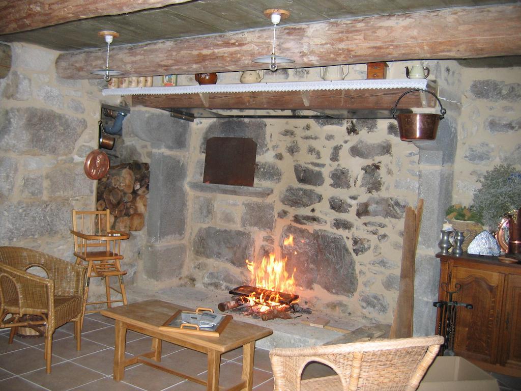 La Ferme Des Genets Bed & Breakfast Medeyrolles Екстериор снимка