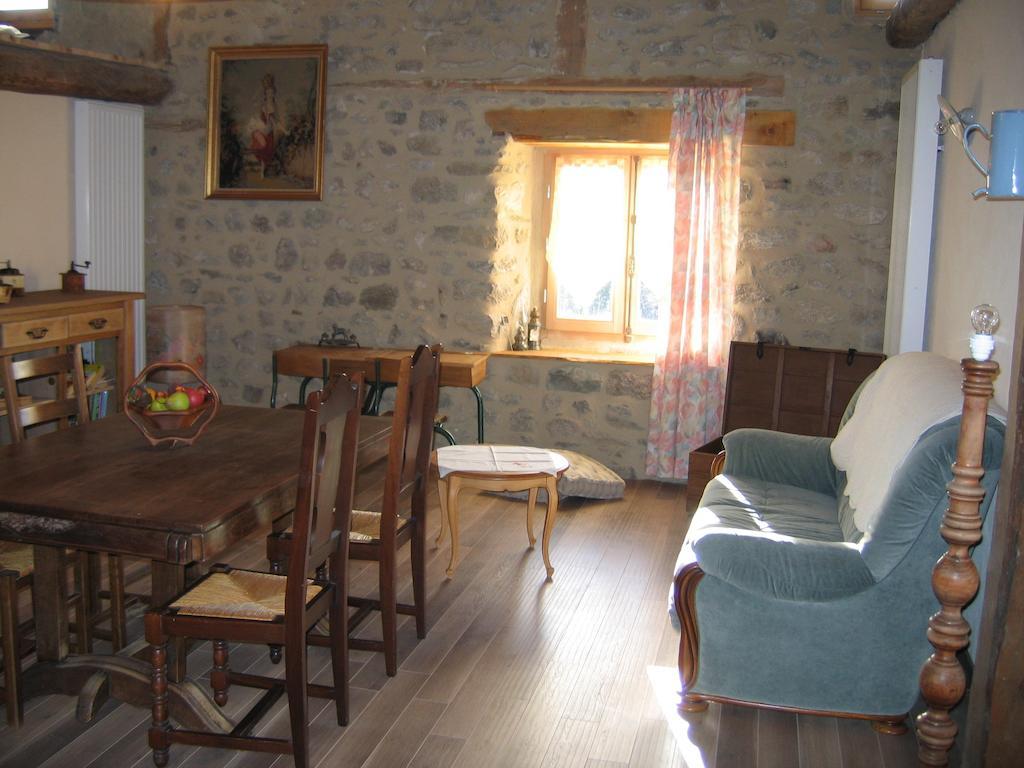 La Ferme Des Genets Bed & Breakfast Medeyrolles Екстериор снимка