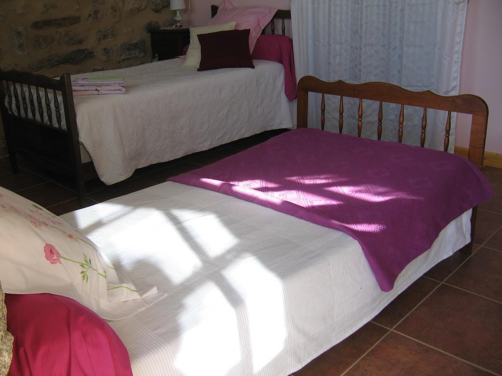 La Ferme Des Genets Bed & Breakfast Medeyrolles Стая снимка