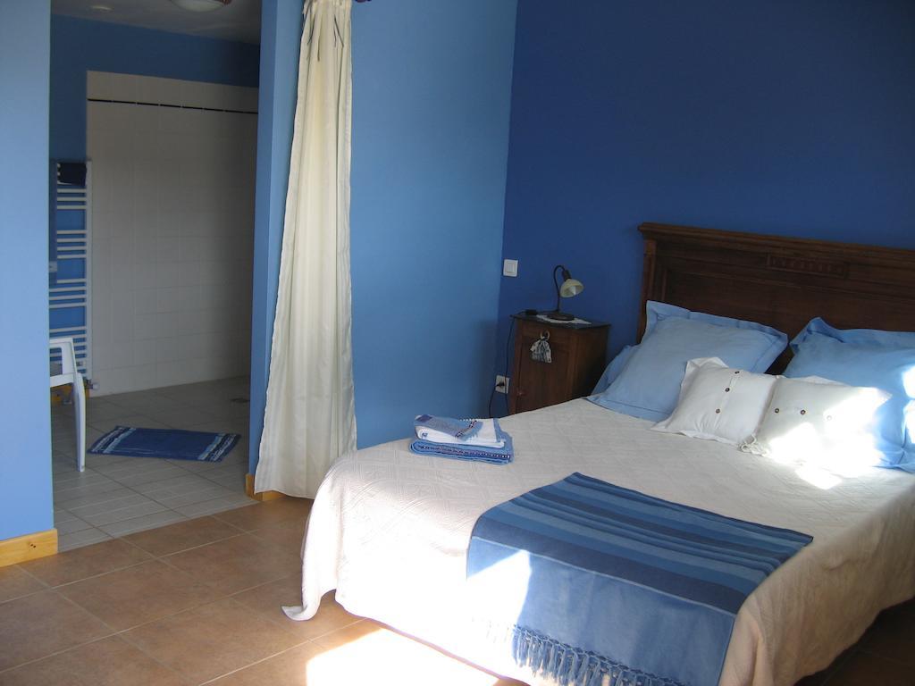 La Ferme Des Genets Bed & Breakfast Medeyrolles Стая снимка