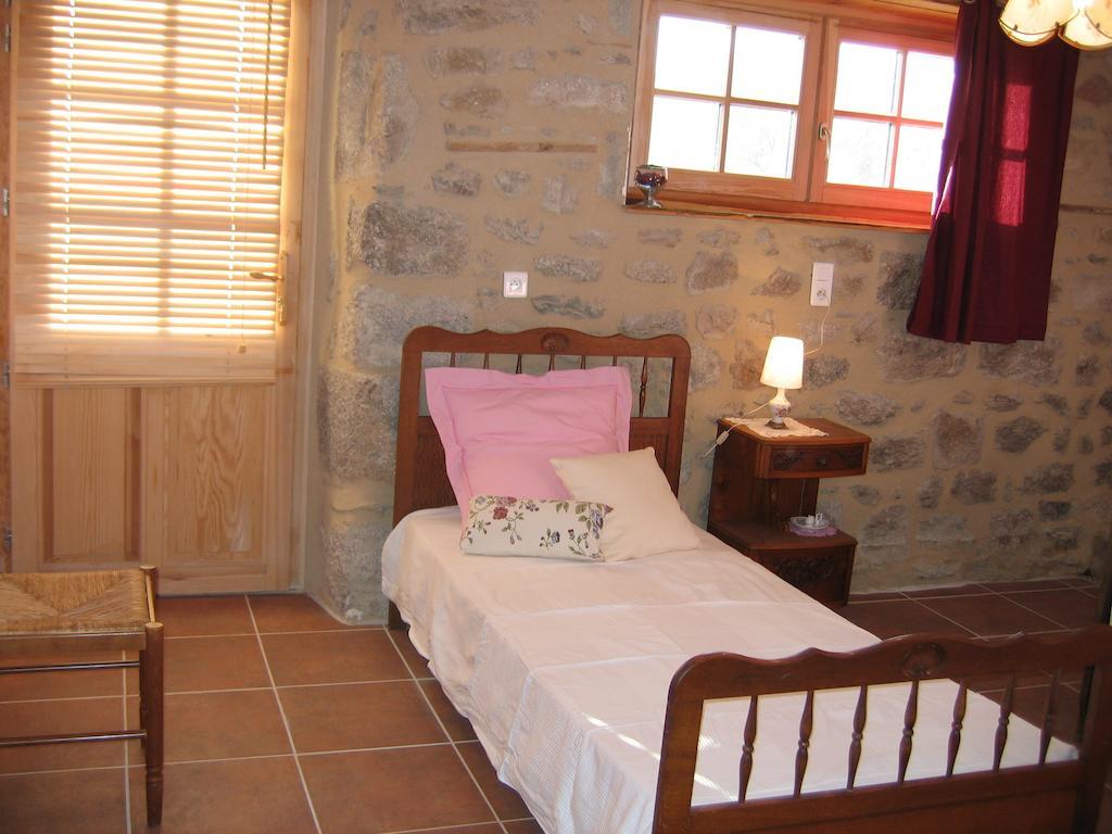 La Ferme Des Genets Bed & Breakfast Medeyrolles Стая снимка