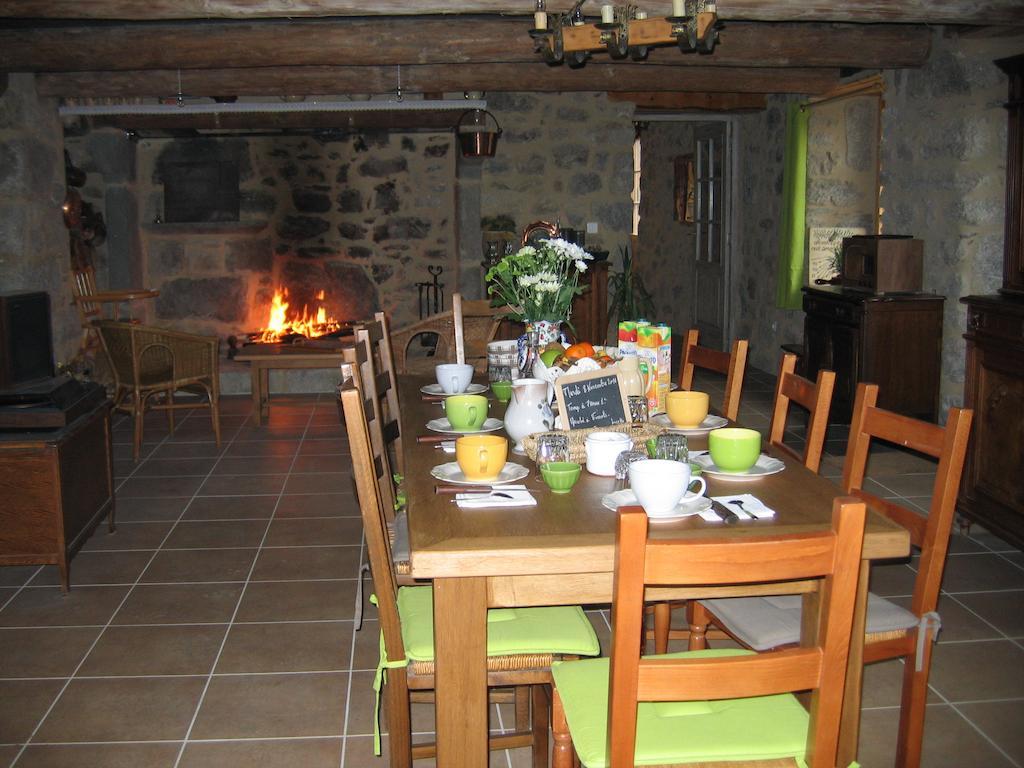 La Ferme Des Genets Bed & Breakfast Medeyrolles Екстериор снимка