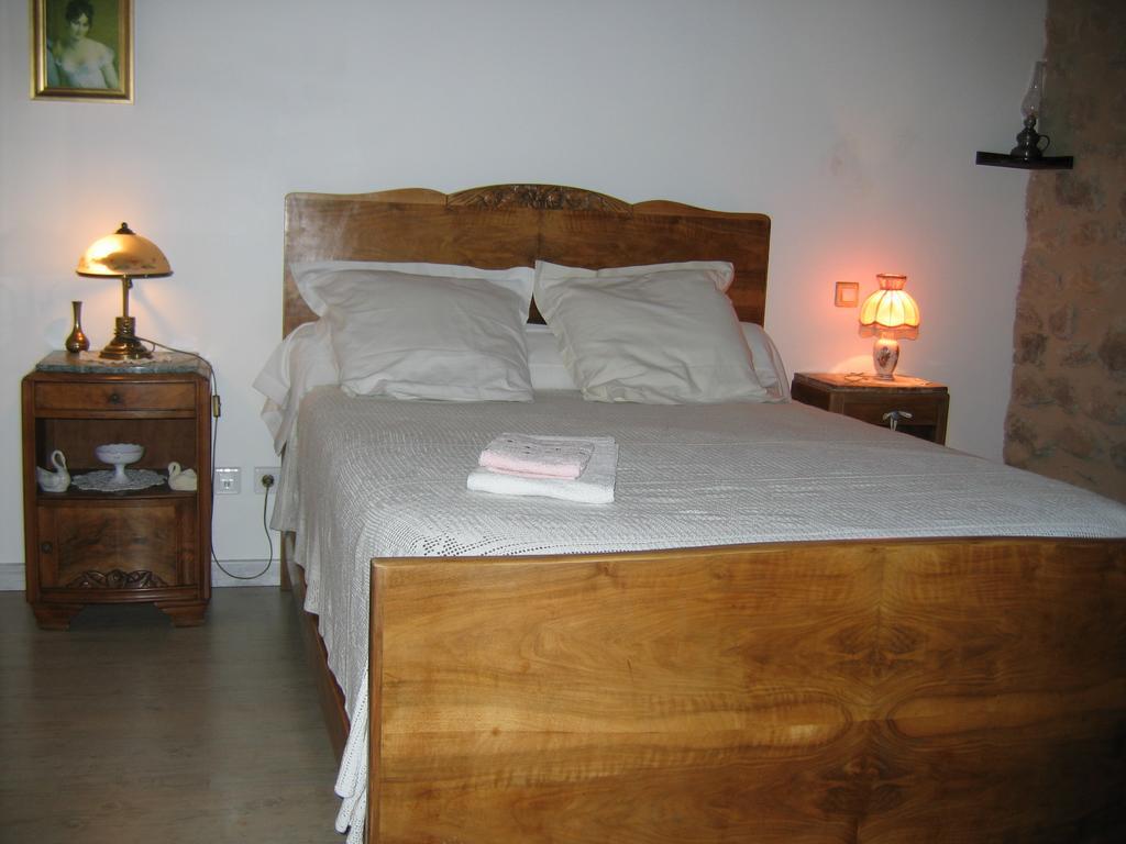 La Ferme Des Genets Bed & Breakfast Medeyrolles Екстериор снимка